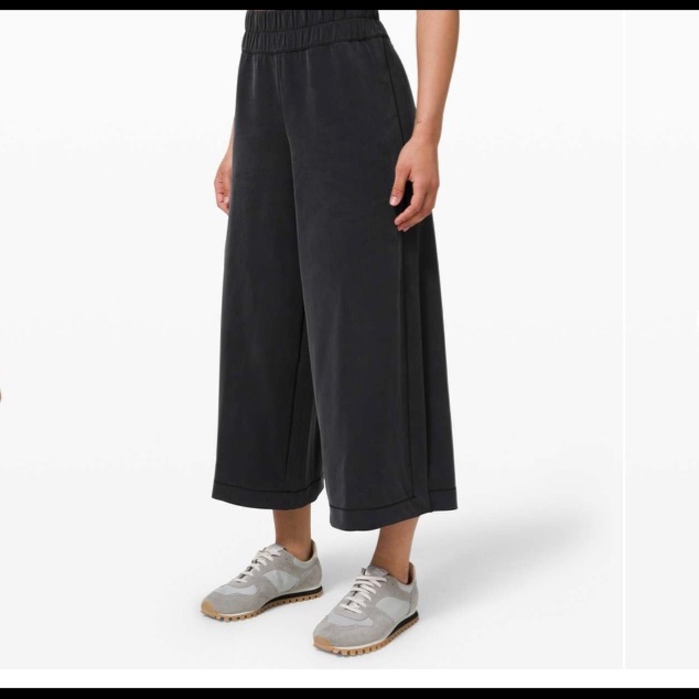 NWT Lululemon Seek Softness MR Crop